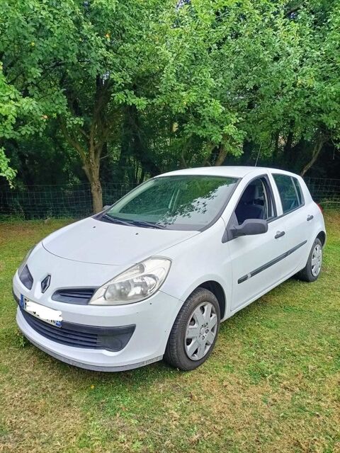 Renault clio iii 1.2 i 75 ch 165000 km