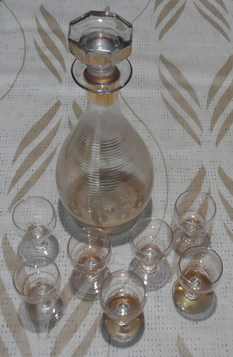 1 service � liqueur Vintage 
1 carafe avec bouchon
7 verres 5 Castries (34)