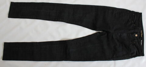 Jeans skinny taille haute SAINT LAURENT 
T.XS soit 34 Fr 300 Issy-les-Moulineaux (92)