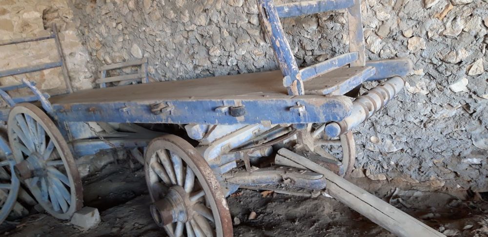 Roues de chars et ou Charrettes Dcoration