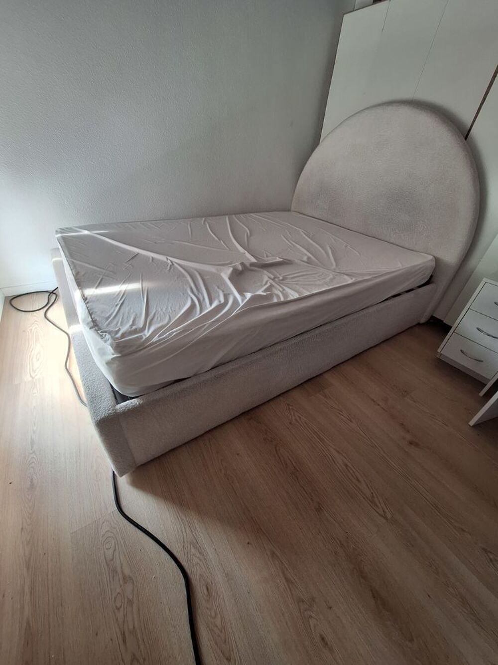 Lit Coffre en moumoute blanche - 140 x 200 cm - Etat correct Meubles
