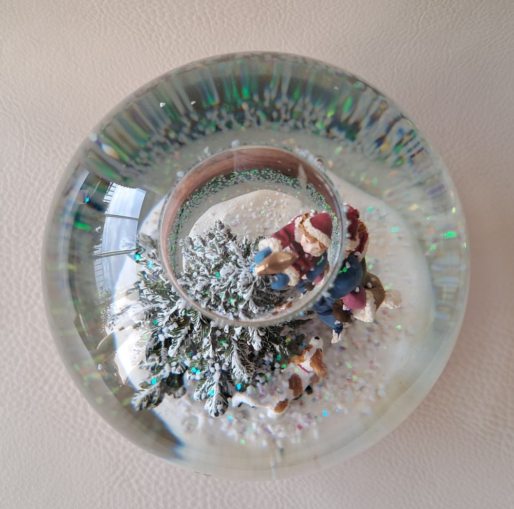boule &agrave; neige avec d&eacute;cor de No&euml;l 
Décoration