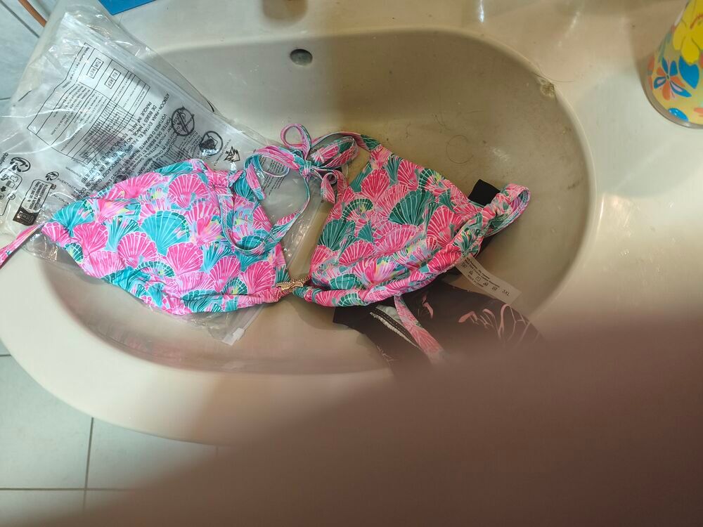 5€ haut bikini taille 3XL 
Si vous &ecirc;tes int&eacute;ress&eacute; Vêtements