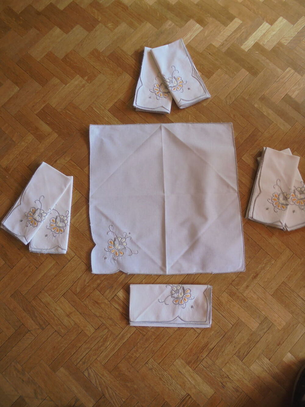 Nappe + serviettes brod&eacute;es (36) Décoration