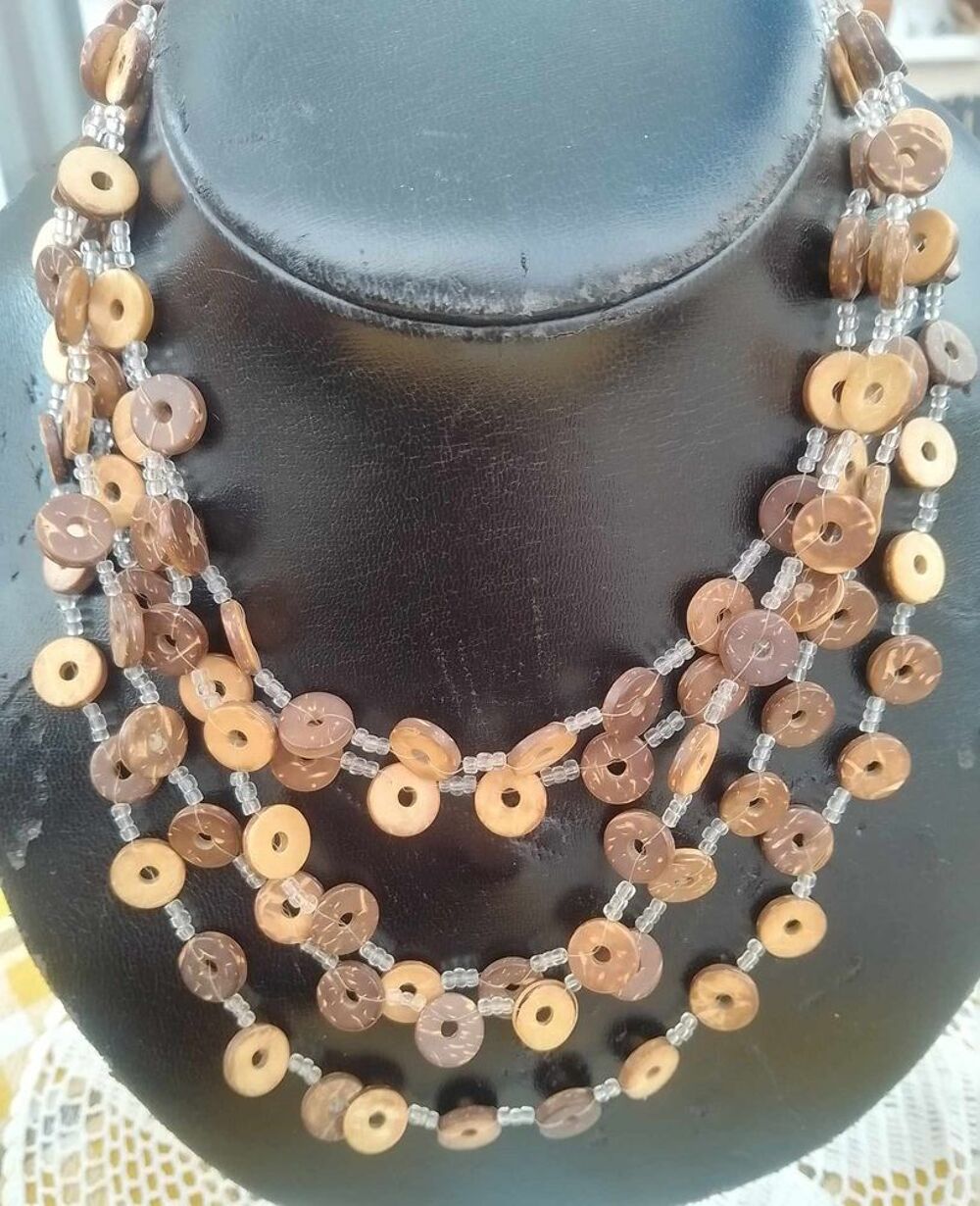 Collier Fantaisie 5 Rangs Perl&eacute;s dont forme " Boutons " Bijoux et montres