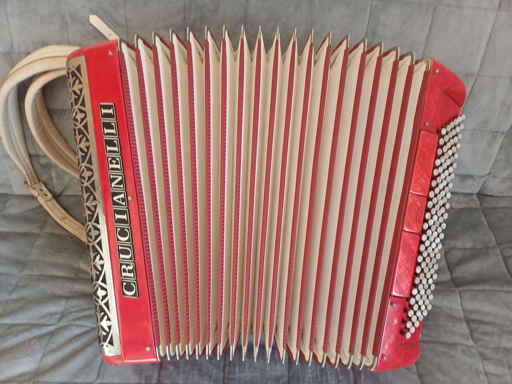 Accord&eacute;on Crucianelli 120 basses TB &eacute;tat et bien accord&eacute; Instruments de musique