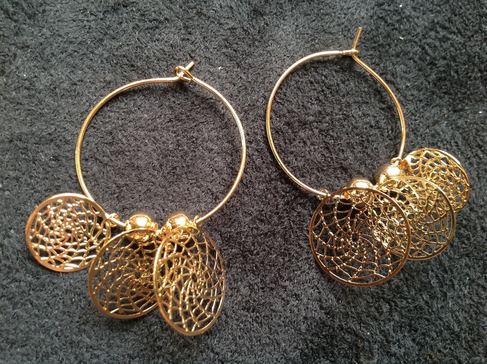 BOUCLES OREILLES DOR&Eacute;E TOILE ARAIGN&Eacute;E PI&Egrave;GE &Agrave; R&Ecirc;VES Envoi Po Bijoux et montres