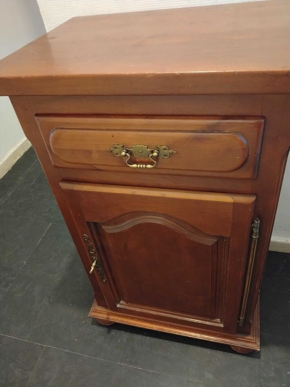 meuble en bois massif avec tiroir et porte avec cl&eacute; Meubles