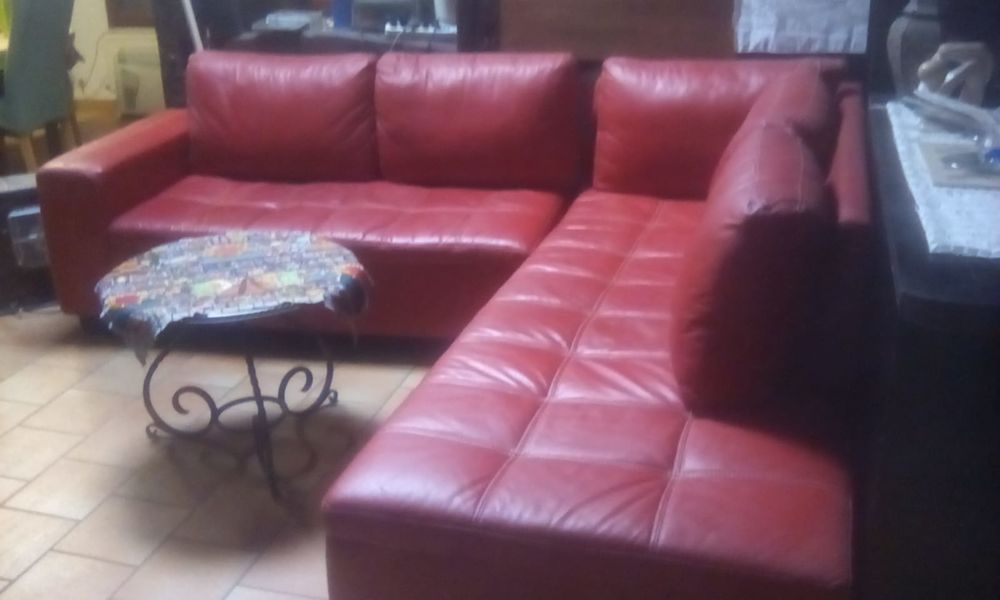 CANAPE EN CUIR ROUGE Meubles