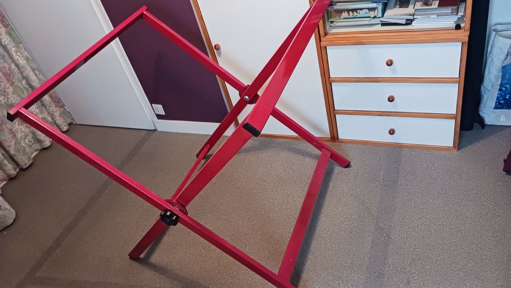 Plateau de travail sur pied en croix r&eacute;glable Meubles