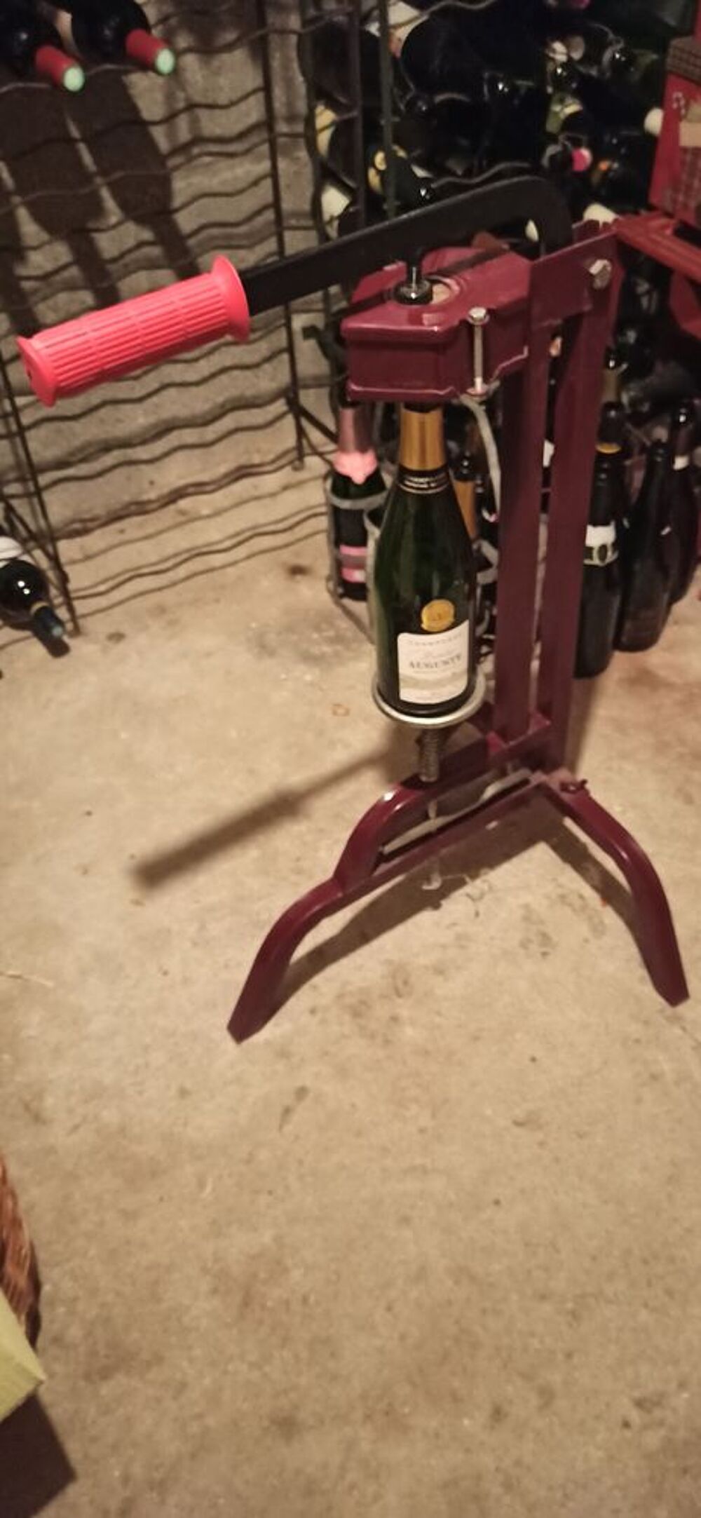 boucheuse en bon &eacute;tat + bouteilles a cidre Bricolage