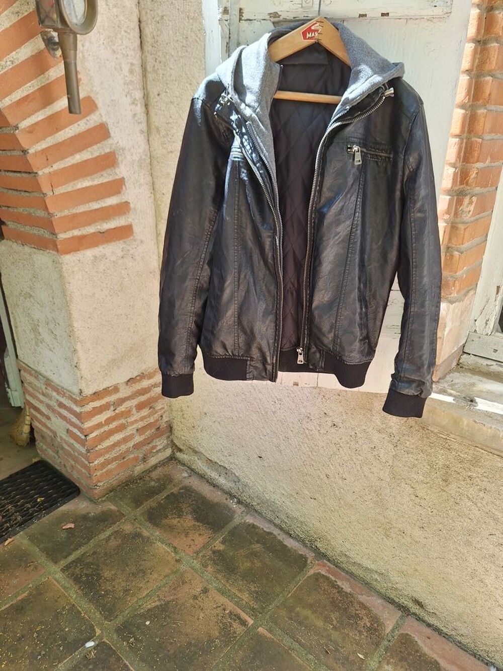 blousons T 42/44 cuir dont l'un avec capuche, et chaussures Vêtements
