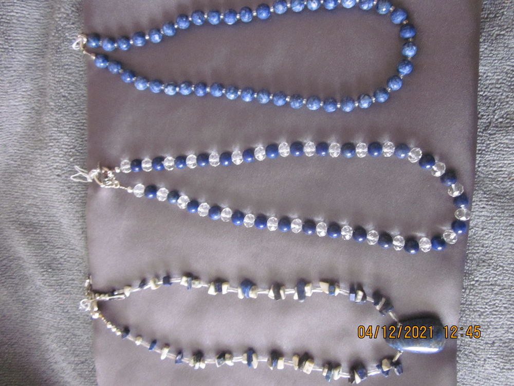  colliers en pierres et fantaisies de qualit&eacute; Bijoux et montres