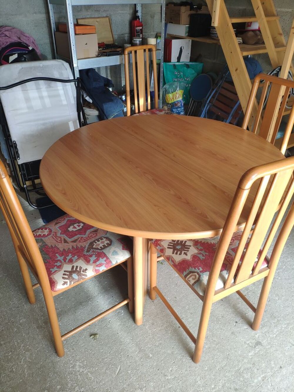 Table ronde avec une rallonge et quatre chaises Meubles