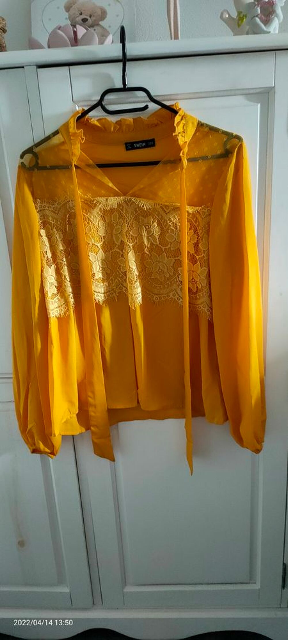 Jolie chemisier jaune pour femme marque Shein. Vêtements