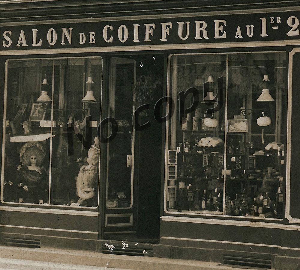 17 Saintes Carte Postale Photo Commerce Coiffeur ca1900 
