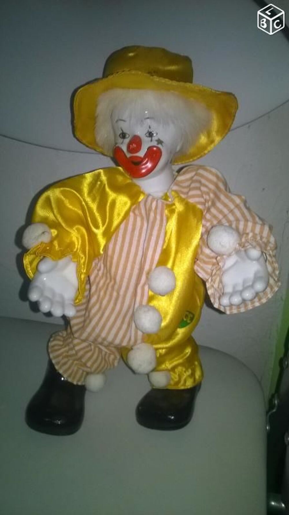 Clown jaune
Pieds et main en porcelaine articule
Tres bell 