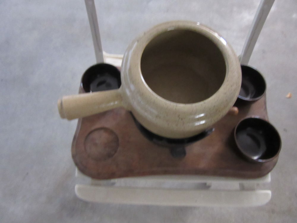 appareil &agrave; fondue en fonte, planche et 3 pots pour sauces Electromnager