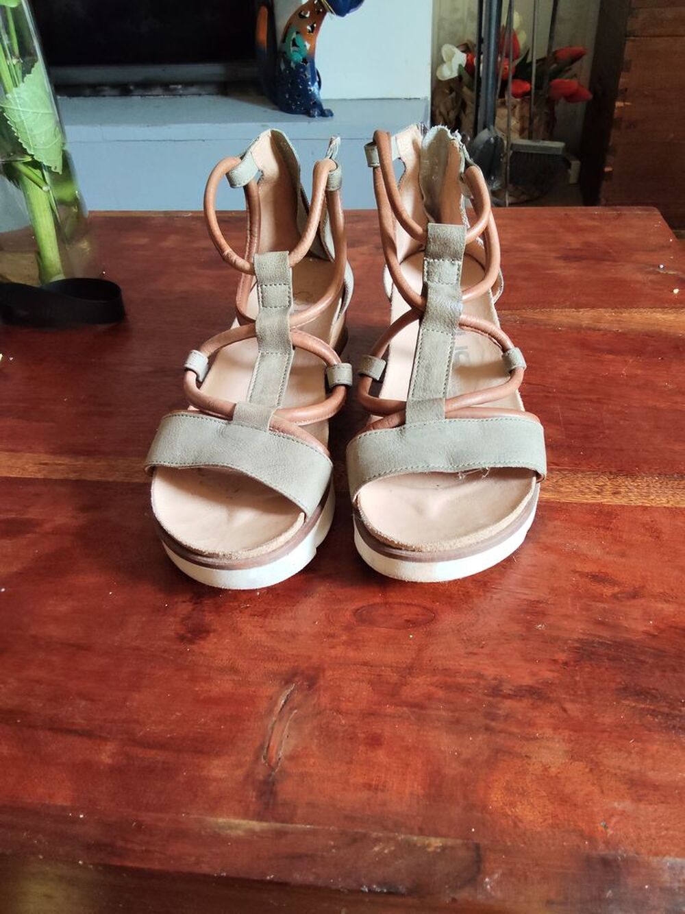 Chaussures d'&eacute;t&eacute;. M&eacute;lange cuir vert et marron Chaussures