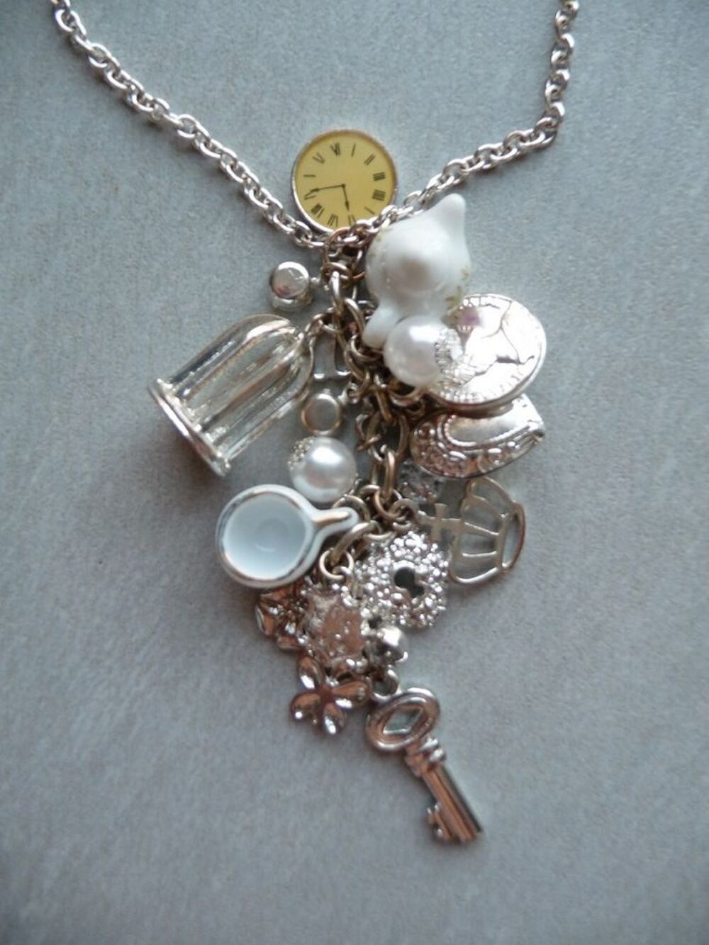 Collier avec 19 jolies breloques - Neuf Bijoux et montres