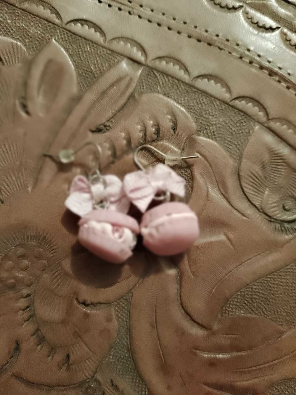 boucles d'oreilles macarons roses sur m&eacute;tal argent&eacute; enfants. Bijoux et montres