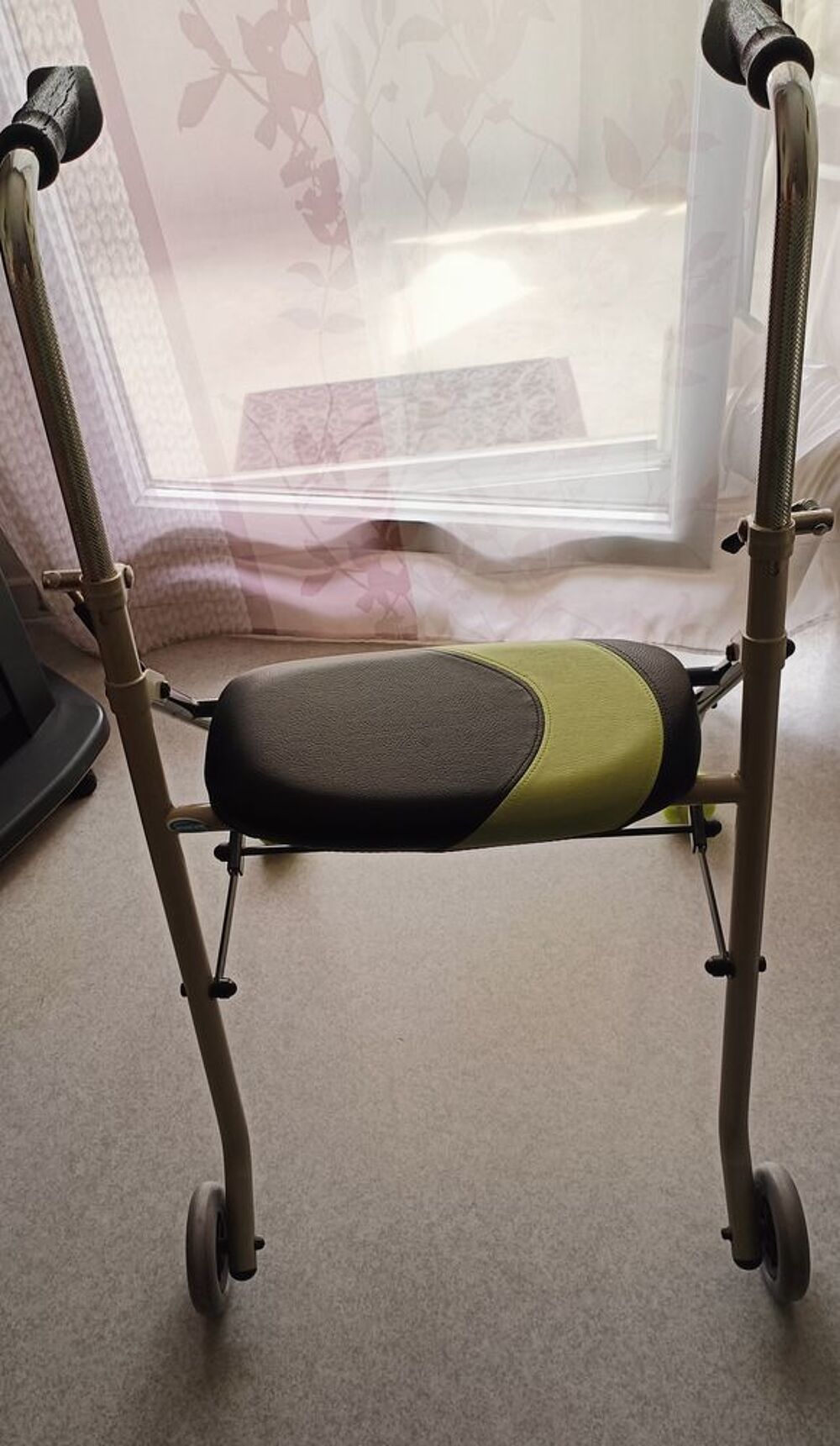 Rollator Actio 2 roues avant avec si&egrave;ge Meubles
