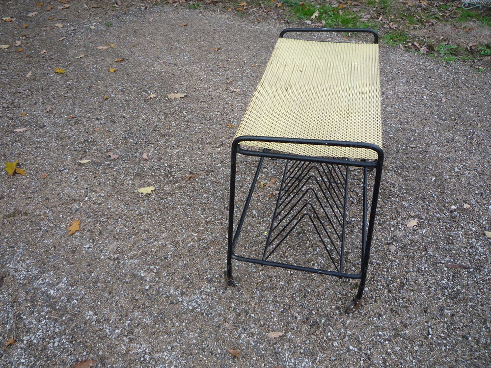 Table m&eacute;tallique vintage porte vinyles et tourne-disques
Meubles