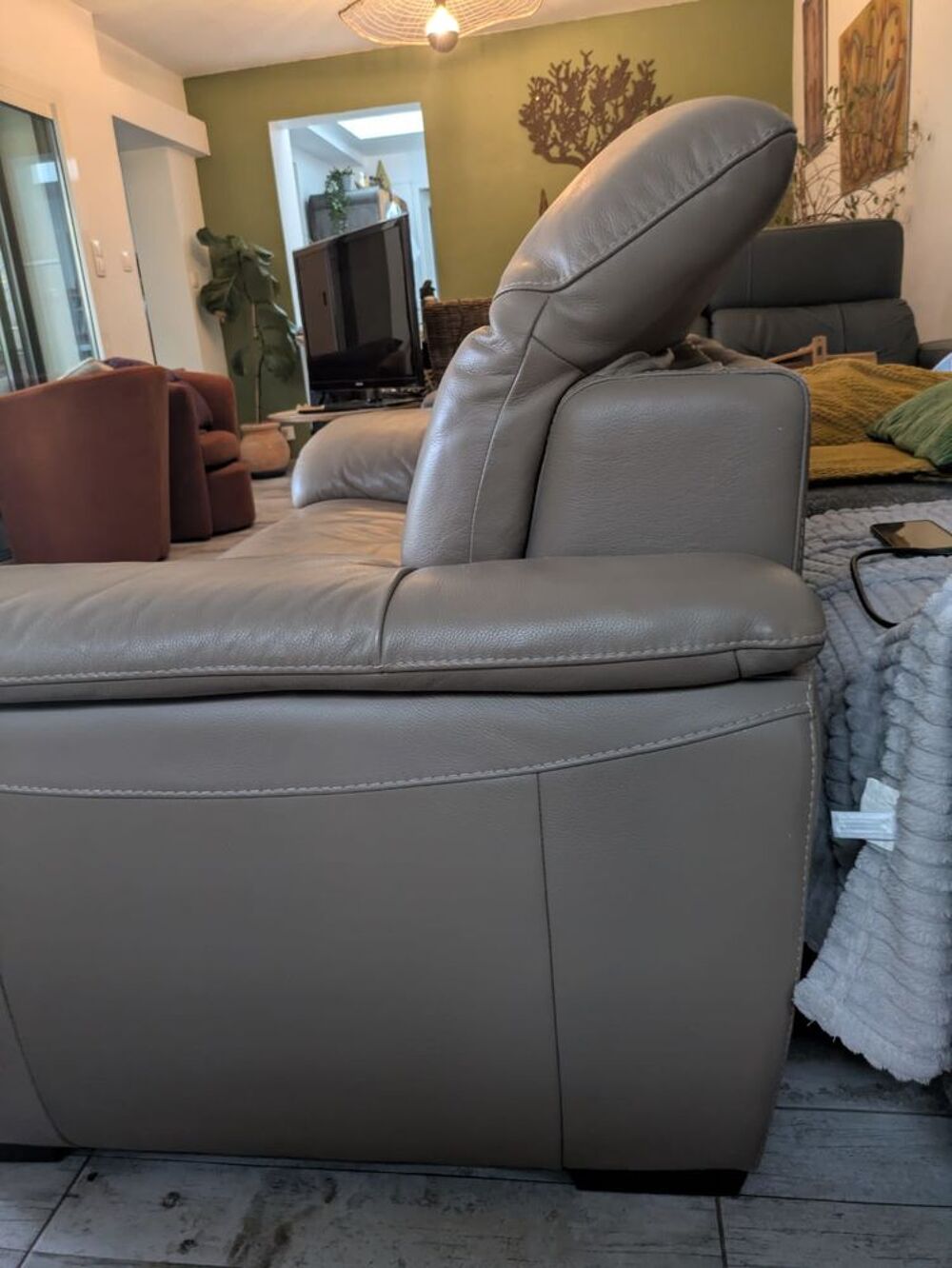 canap&eacute; cuir fixe couleur taupe
Meubles