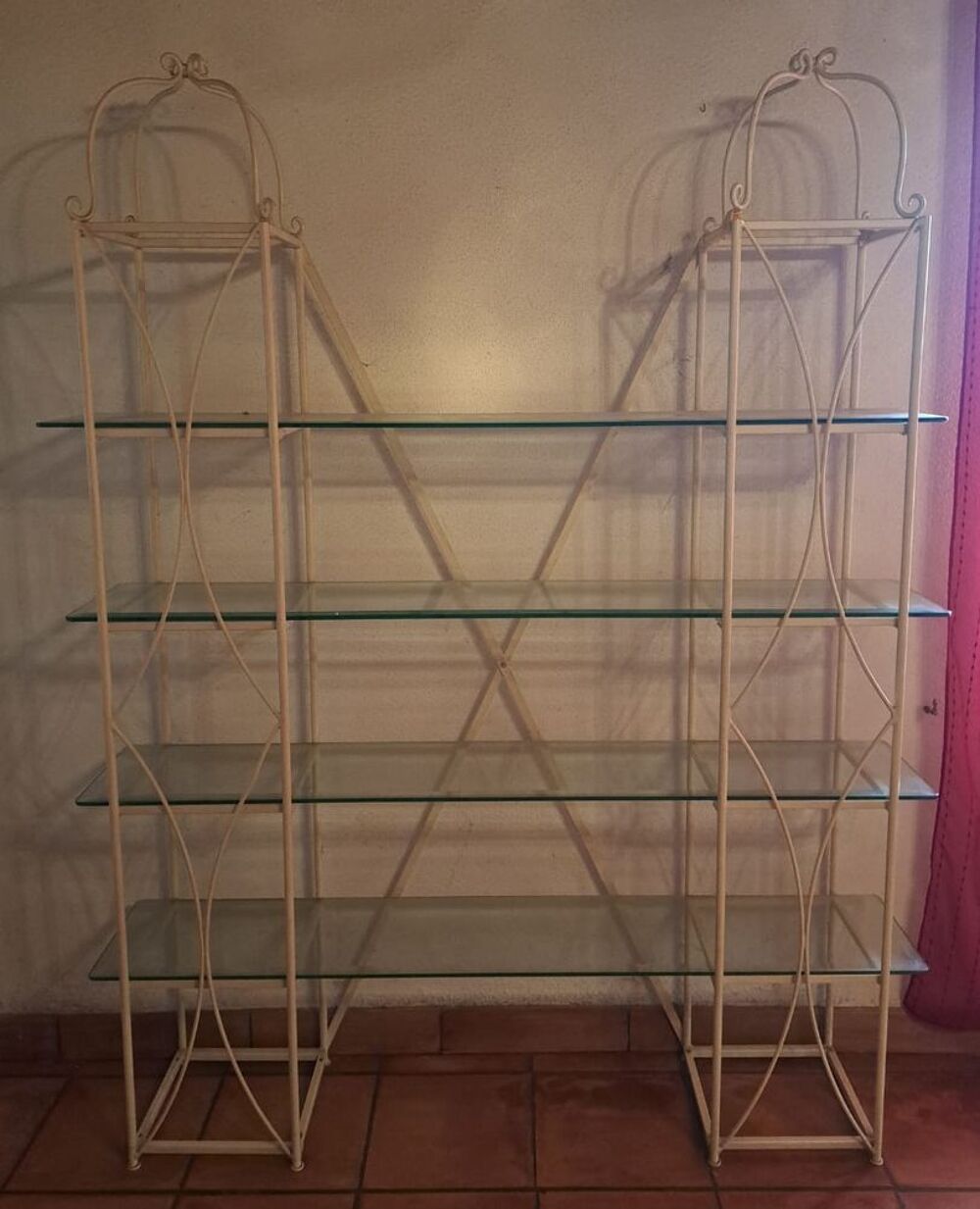 table verre ossature fer forg&eacute; avec 6 chaises
et &eacute;tag&egrave;re Meubles