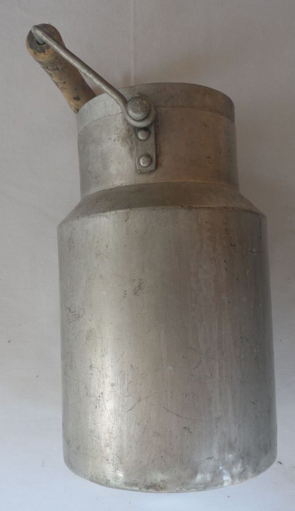 Pot a lait tout alu tr&egrave;s ancien et &eacute;tanche pas de fuite 
2 L 