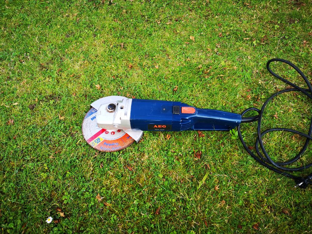 TRONCONNEUSE A M&Eacute;TAUX AEG Bricolage