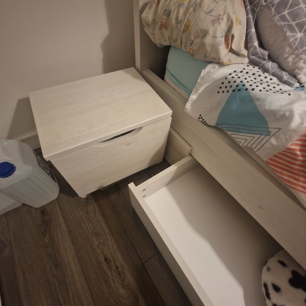 chambre enfant couleur cr&egrave;me ( alin&eacute;a)
l Meubles