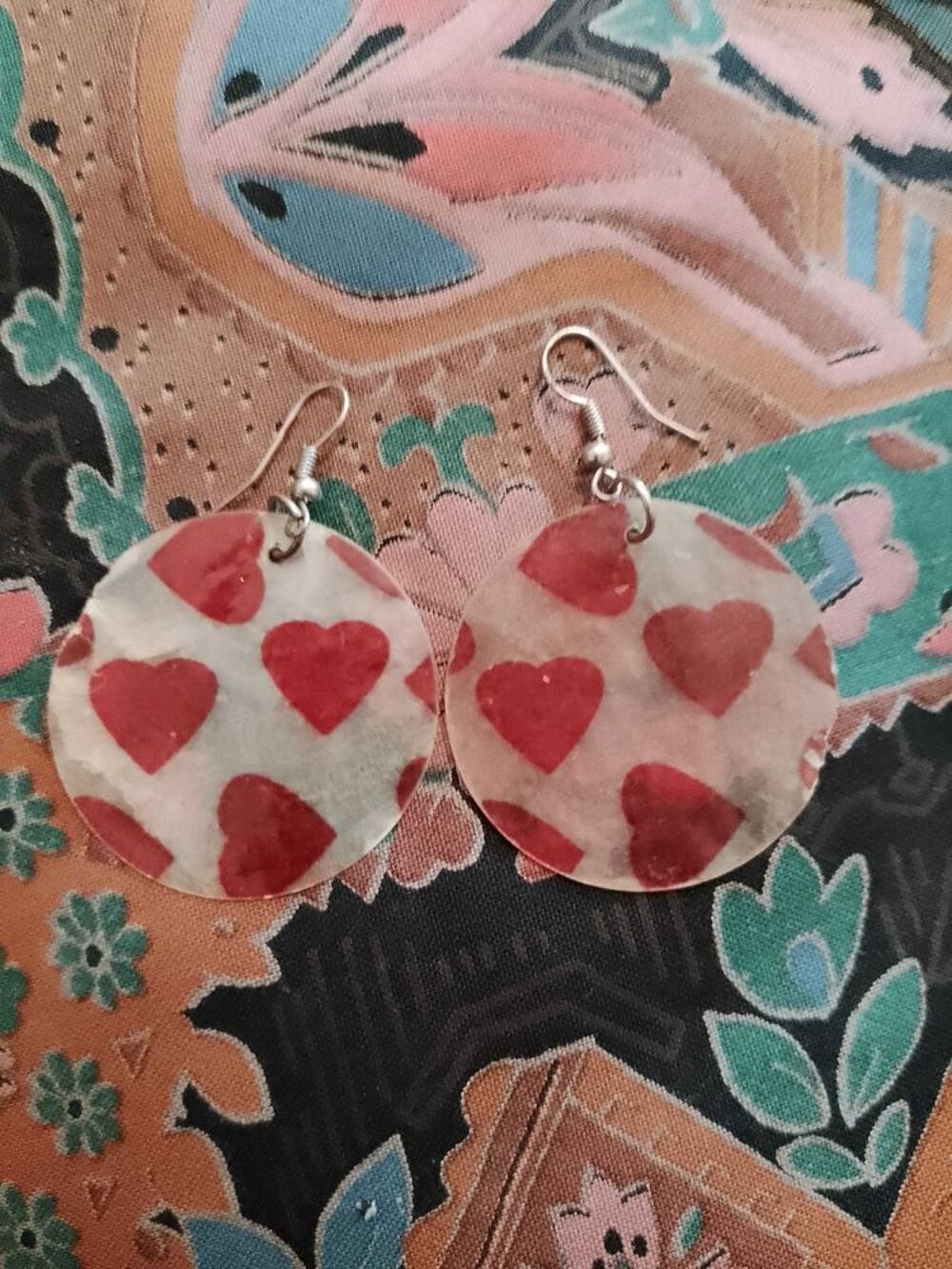 boucles d'oreilles en nacre coeurs rouges sur m&eacute;tal argent&eacute;. Bijoux et montres