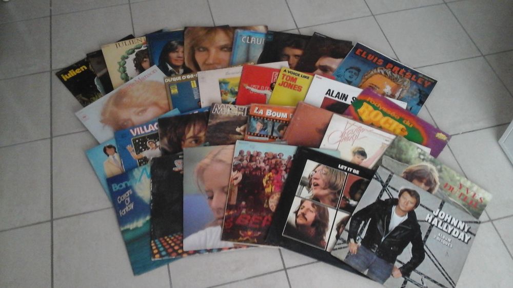 lot de 148 disques vinyles 45 tours et 91 vinyles 33 tours CD et vinyles