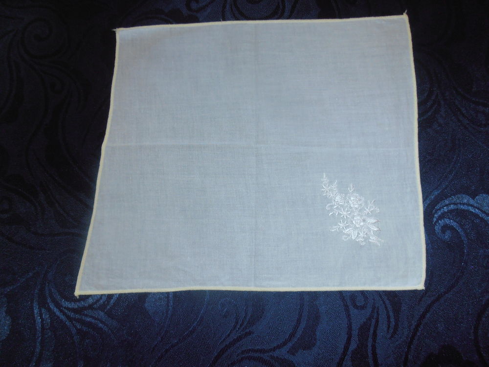 Mouchoir broderie 1 (79) Vêtements