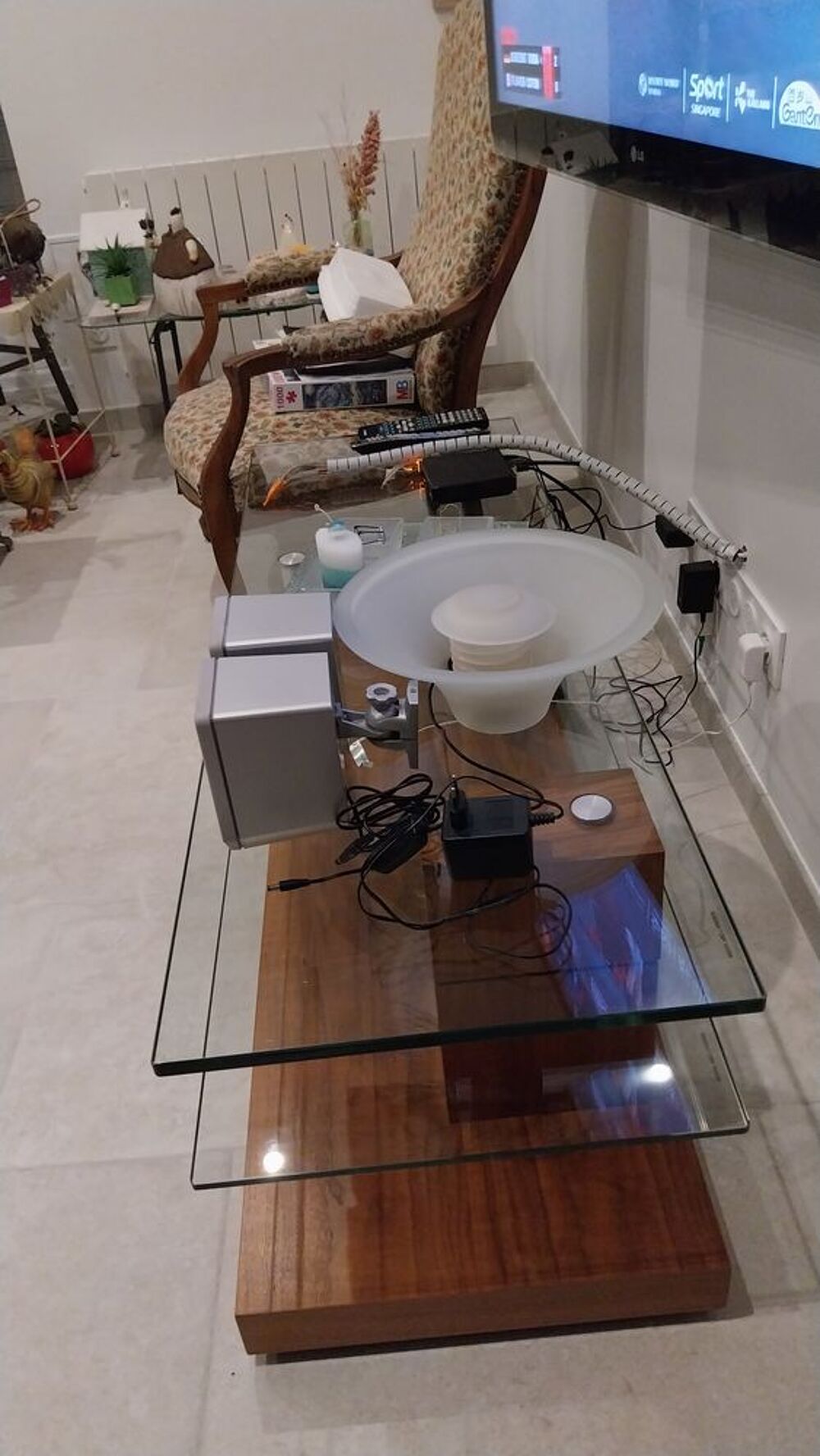Meuble TV en noyer avec plateau en verre Meubles