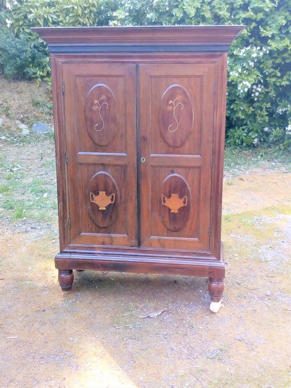 petite armoire ancienne en palissandre marquet&eacute;e
Meubles