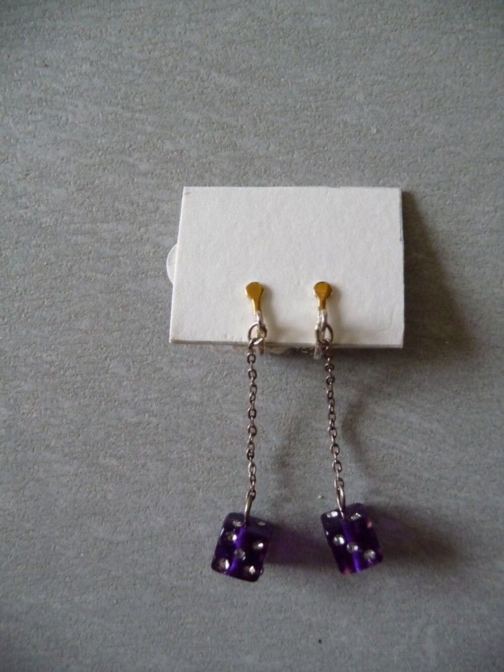 Boucles oreilles pendants motifs d&eacute;s violets Bijoux et montres