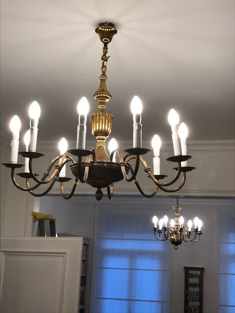 Deux lustres laiton et cuivre 8 et 10 lumi&egrave;res Meubles