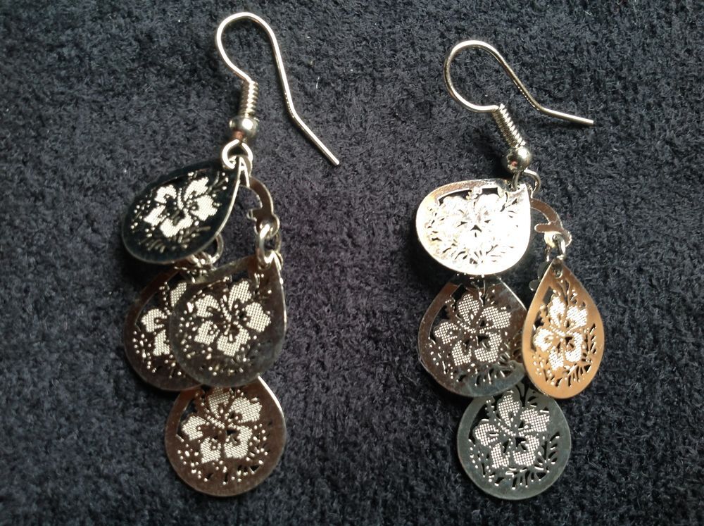 BOUCLES OREILLES ARGENT&Eacute; GRAPPE FLEURS Envoi Possible
Bijoux et montres