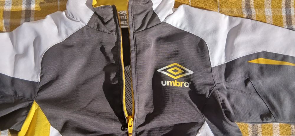 Surv&ecirc;tement Gar&ccedil;on Taille 94 de la Marque " Umbro " Vêtements enfants