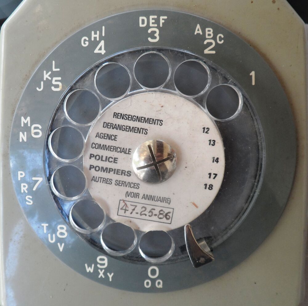 T&Eacute;L&Eacute;PHONE FILAIRE GRIS A CADRAN SOCOTEL S63 DES ANN&Eacute;ES 1970 Tlphones et tablettes