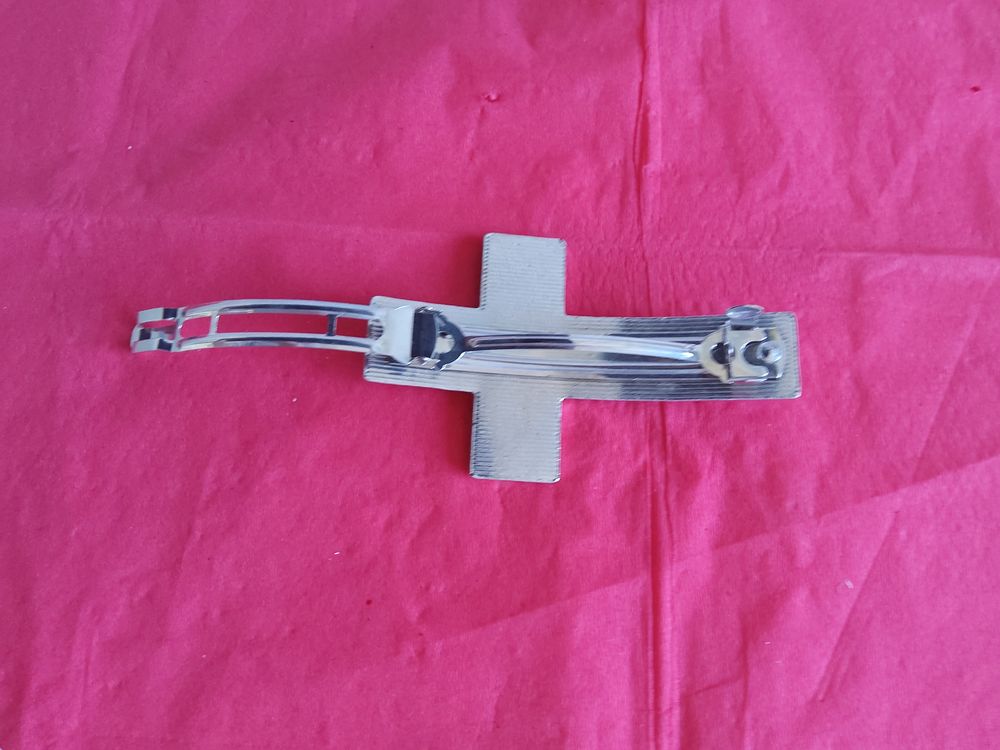 BARRETTE forme croix Bijoux et montres