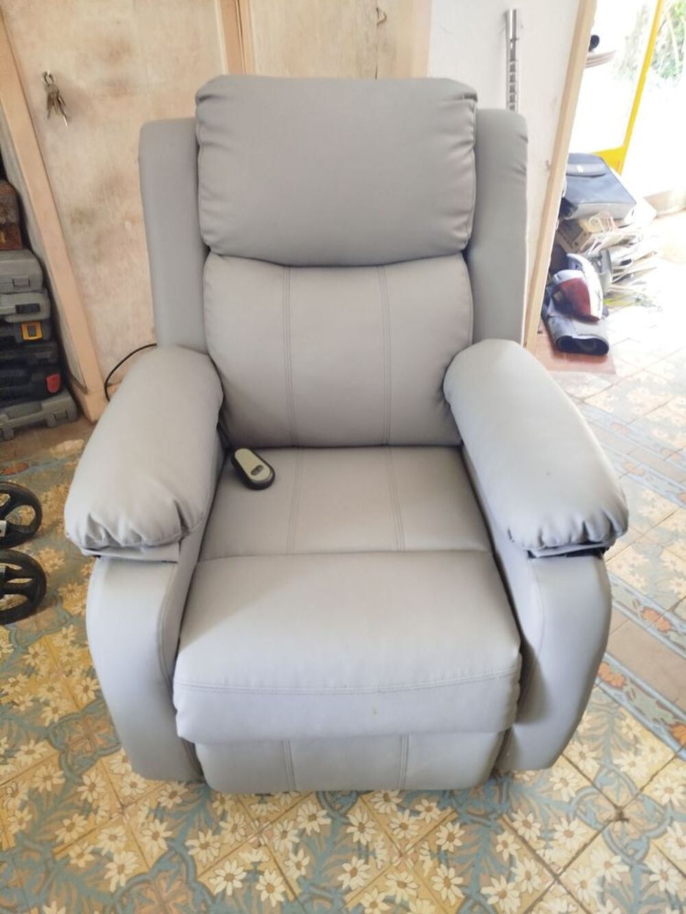 Fauteuil releveur &eacute;lectrique HOMCOM. Meubles
