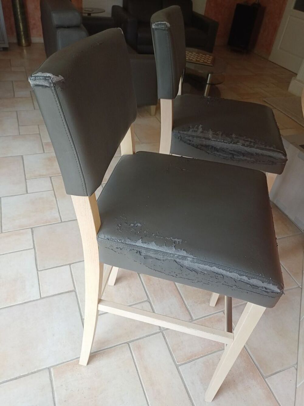 2 Tabourets/Chaises de bar, ch&ecirc;ne massif du Jura par Artisan Meubles