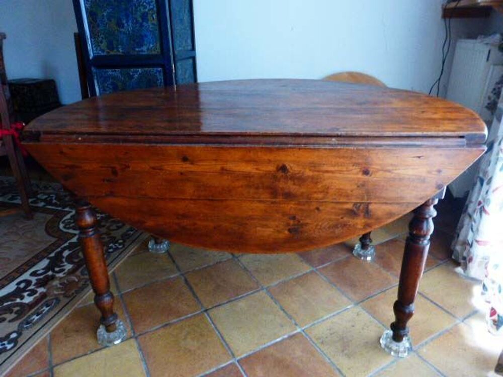 Table ronde en pin avec tiroir et support pieds en verre Meubles