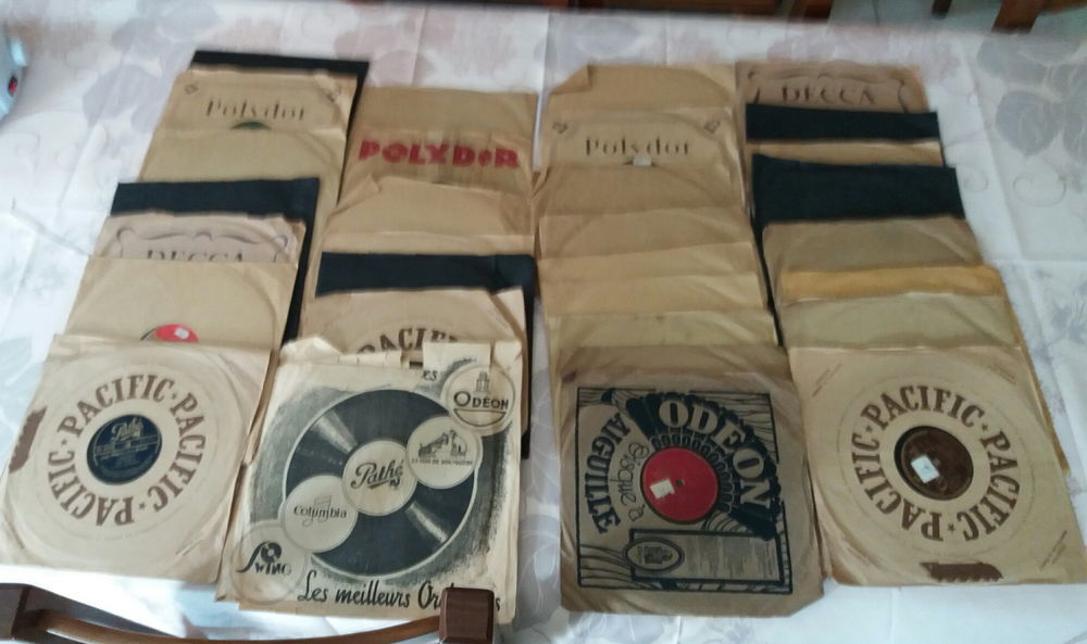 lot de 30 disques 78 tours et leurs pochettes CD et vinyles
