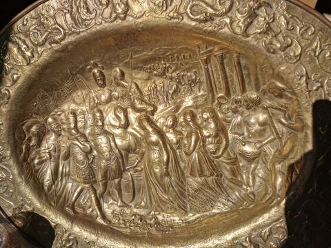 Plat en cuivre repoussé 80 Charleville (51)
