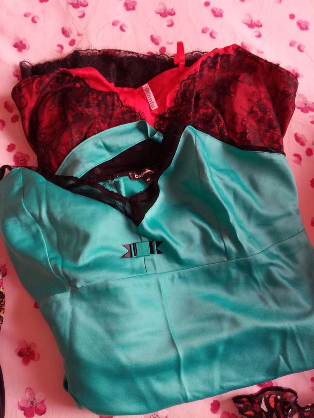 LOT 2 NUISETTES ROUGE + VERTE Vêtements