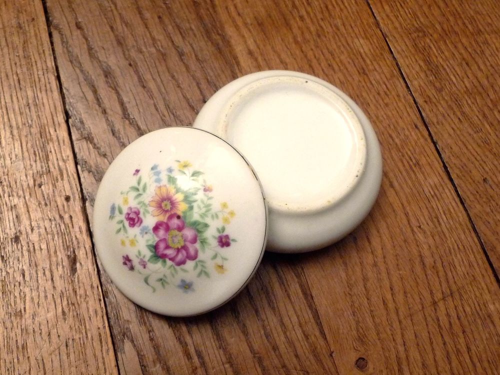 Boite Ronde Blanc avec son Couvercle et ses Fleurs dessus Décoration